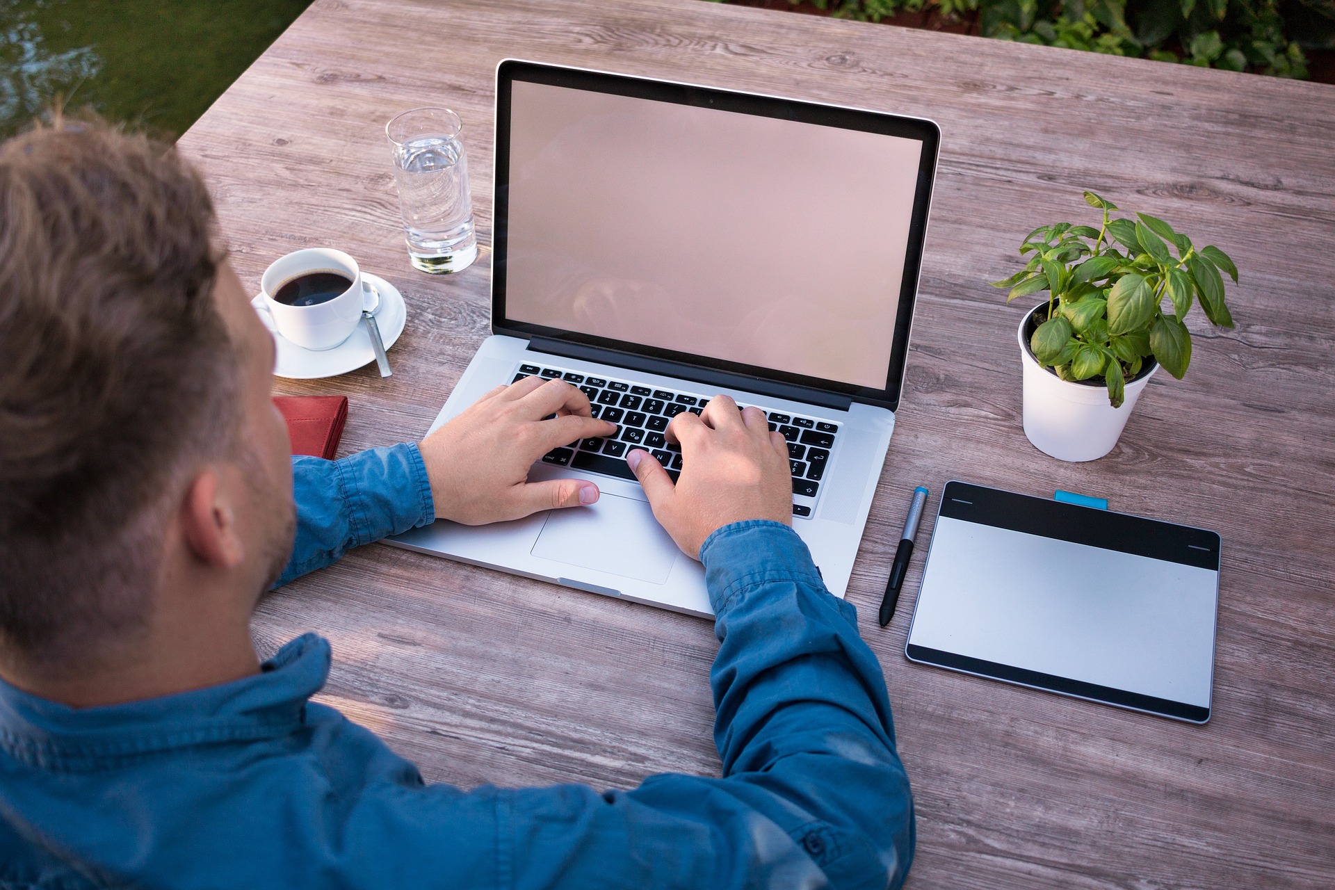 laptop-outdoors laptop-outdoors