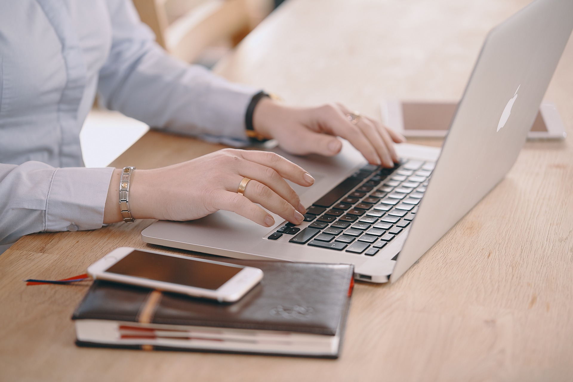 woman-laptop woman-laptop